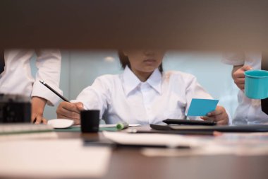 grafik tablet ile işyerinde çalışan iç tasarımcı. Arti