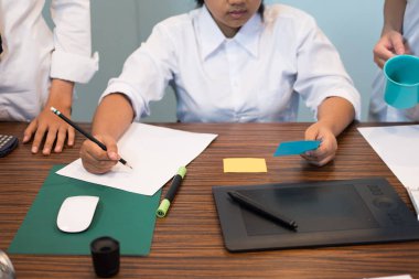 grafik tablet ile işyerinde çalışan iç tasarımcı. Arti