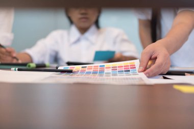 grafik veya iç Tasarımcısı bir renk renk örneği seçme