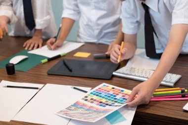 grafik veya iç Tasarımcısı bir renk renk örneği seçme