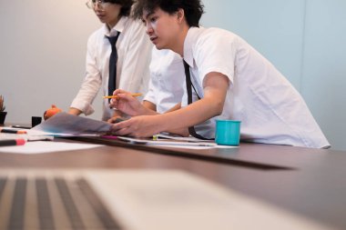 Genç başarılı başlangıç takım ofis toplantı. iş adamı 