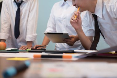 grafik tablet ile işyerinde çalışan iç tasarımcı. Arti