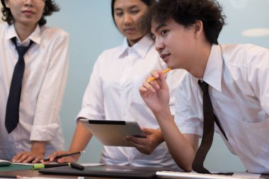 grafik tablet ile işyerinde çalışan iç tasarımcı. Arti