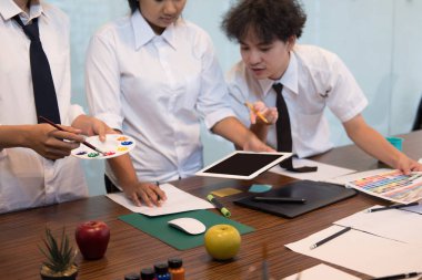 grafik veya iç Tasarımcısı bir renk renk örneği seçme