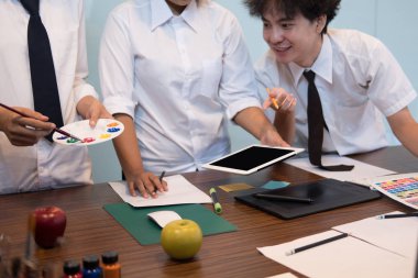 grafik veya iç Tasarımcısı bir renk renk örneği seçme