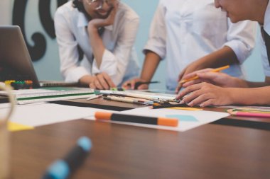 grafik tablet ile işyerinde çalışan iç tasarımcı. Arti