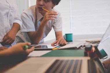 grafik tablet ile işyerinde çalışan iç tasarımcı. Arti