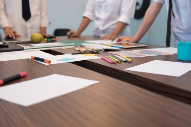 grafik tablet ile işyerinde çalışan iç tasarımcı. Arti