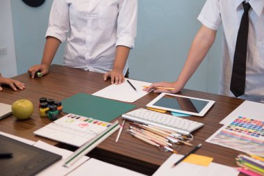 grafik tablet ile işyerinde çalışan iç tasarımcı. Arti