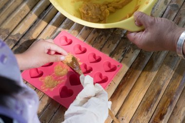 insanlar sabun silikon kalıp içine dökün. el yapımı natura yapma hakkını