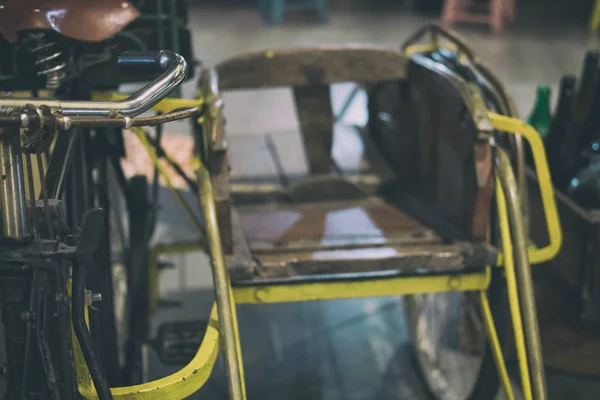 Retro trehjuling. Vintage Cykeltaxi. traditionella rickshaw. — Stockfoto