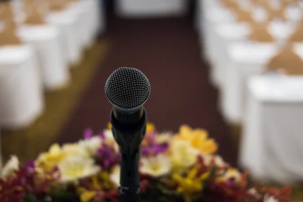 Microphone dans la salle de conférence moderne intérieur avec chaises blanches . — Photo