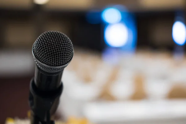 Microphone in modern conference hall interior with white chairs. — Stock Photo, Image