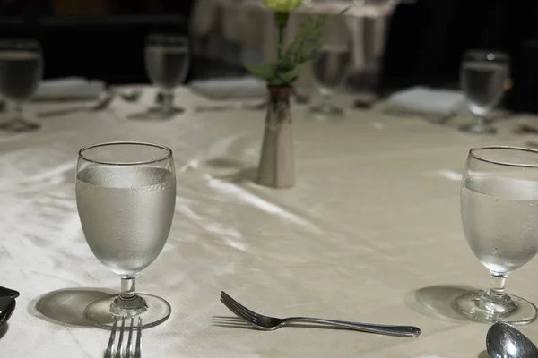 Glas vatten på bordet. restaurangtorg, cafeteria, restaurang integre — Stockfoto