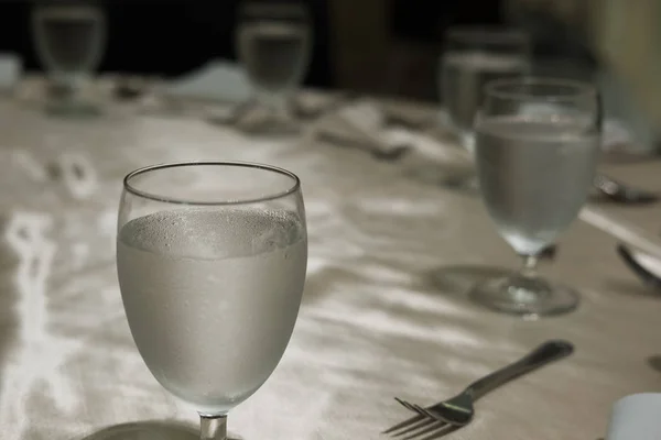 Glas vatten på bordet. restaurangtorg, cafeteria, restaurang integre — Stockfoto