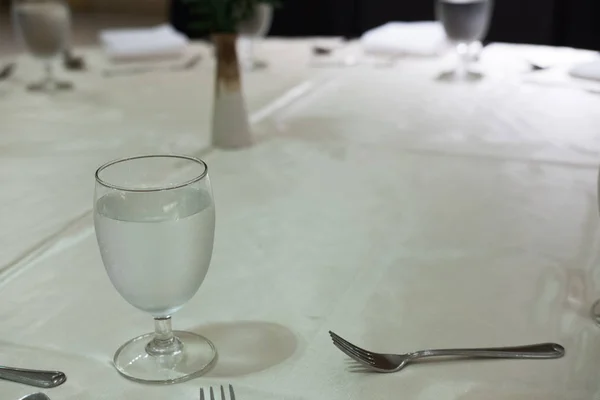 Glas vatten på bordet. restaurangtorg, cafeteria, restaurang integre — Stockfoto