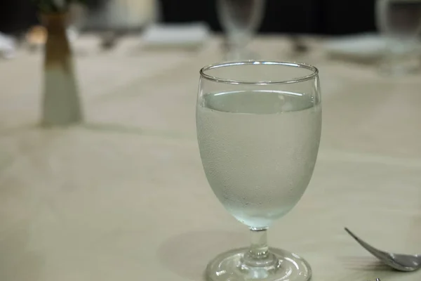 Glas vatten på bordet. restaurangtorg, cafeteria, restaurang integre — Stockfoto