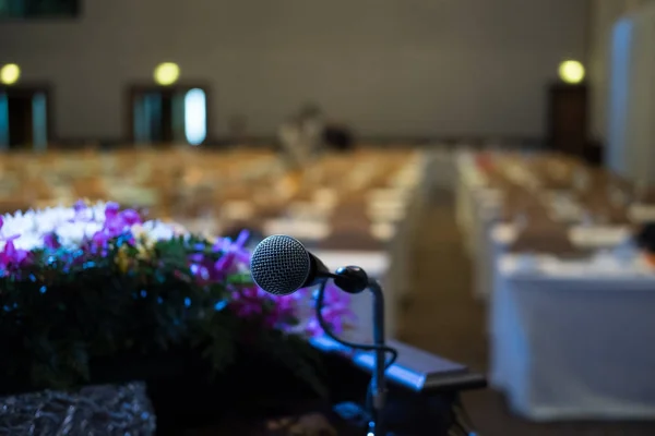 Microphone dans la salle de conférence moderne intérieur avec chaises blanches . — Photo