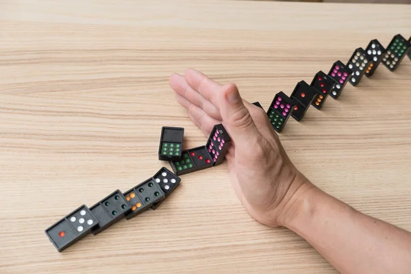 el Dur sürekli devrildi, domino etkisi önlemek. risk, failu