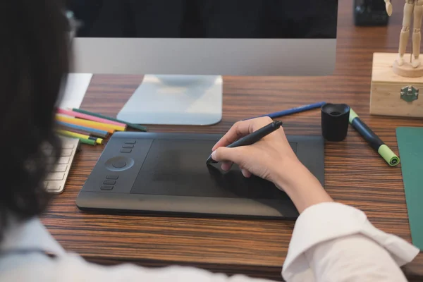 Innenarchitektin zeichnet im Büro auf Grafik-Tablet. Künstler — Stockfoto