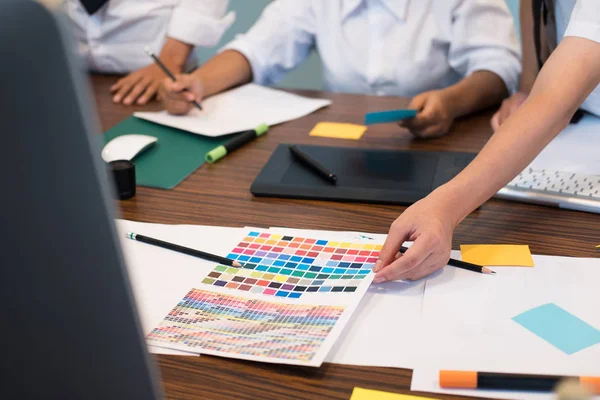 grafik veya iç Tasarımcısı bir renk renk örneği seçme