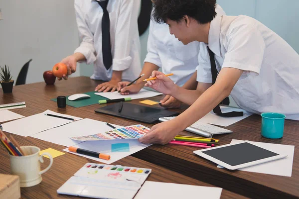 grafik veya iç Tasarımcısı bir renk renk örneği seçme