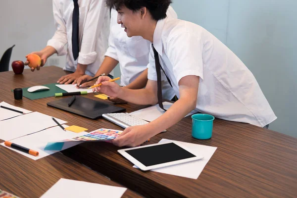 grafik veya iç Tasarımcısı bir renk renk örneği seçme