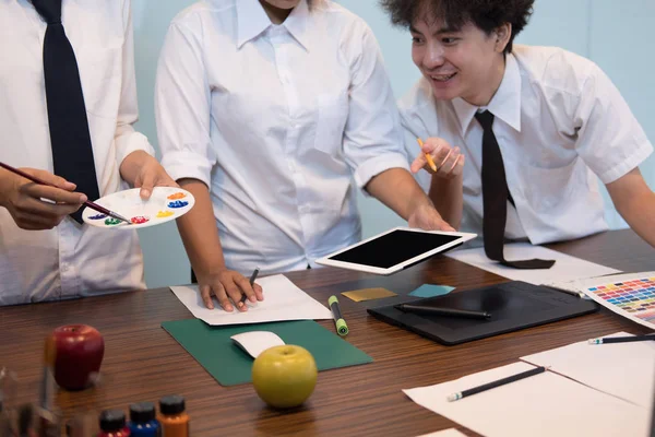 grafik veya iç Tasarımcısı bir renk renk örneği seçme