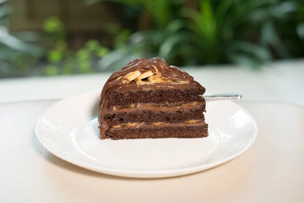 Banane Karamell Schokoladenkuchen. leckeres Dessert auf Weiß — Stockfoto