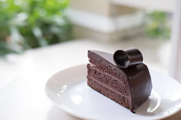 Kuchen aus dunkler Schokolade. leckeres Dessert auf weißem Teller. hom — Stockfoto