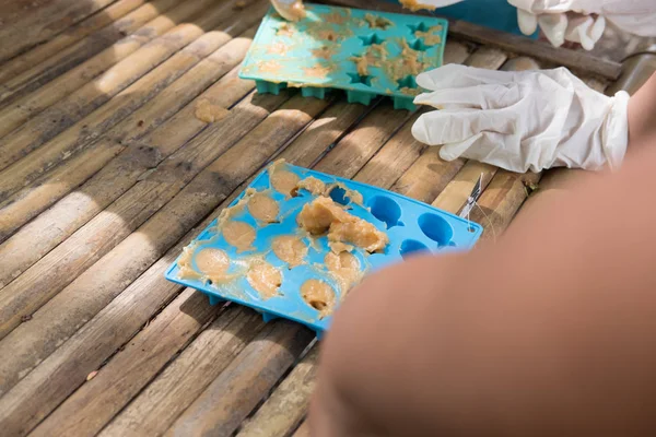 insanlar sabun silikon kalıp içine dökün. el yapımı natura yapma hakkını