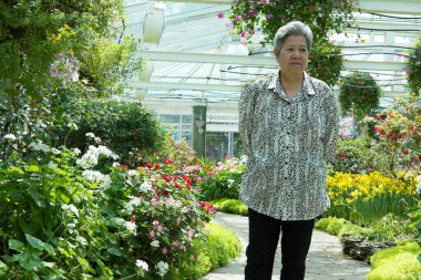 yaşlı kadın bahçede dinleniyor. yaşlı erkek rahatlatıcı Park. 