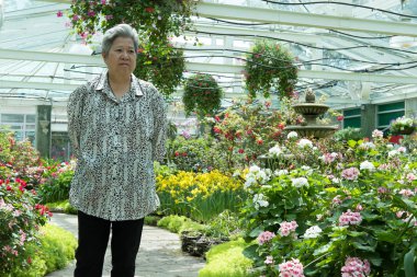 yaşlı kadın bahçede dinleniyor. yaşlı erkek rahatlatıcı Park. 