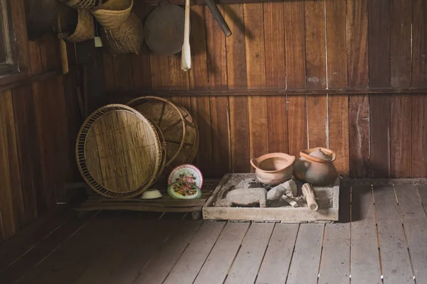 Olla, cesta de mimbre en la cocina tradicional en la Tailandia rural. viejo — Foto de Stock