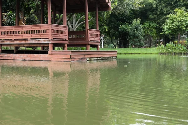 Tradycyjny tajski pawilon Waterside w ogrodzie. Ne tajskiej altanie — Zdjęcie stockowe