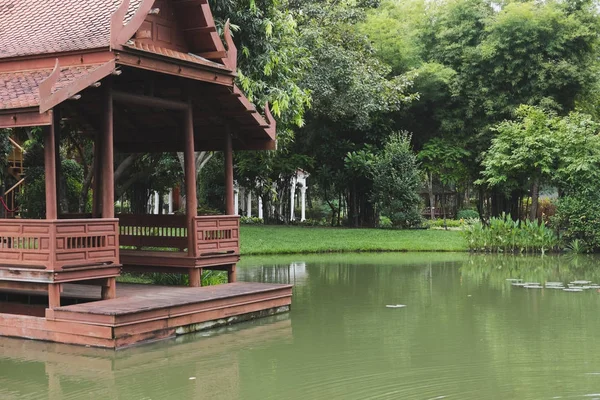 传统的泰国馆在水边的花园。泰式凉亭 — 图库照片
