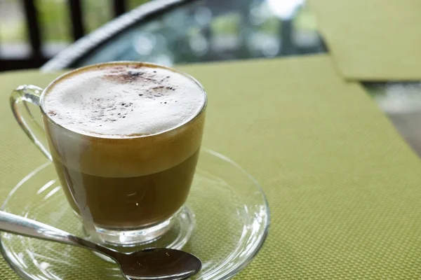 Tasse de café cappuccino, boisson moka chaude à la cannelle et au coco — Photo