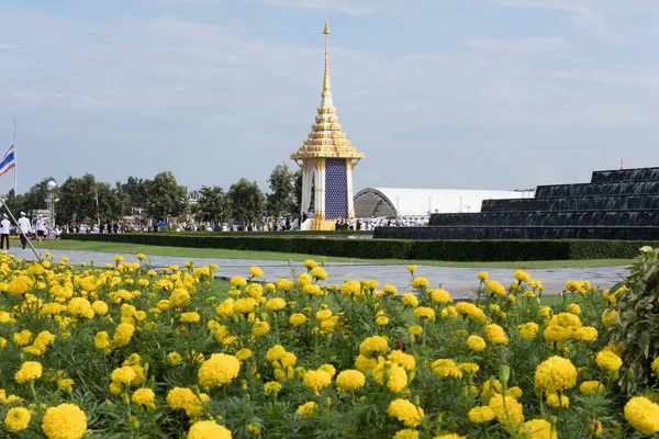 Les Thaïlandais présentent des fleurs de bois de santal comme un dernier hommage à Son — Photo