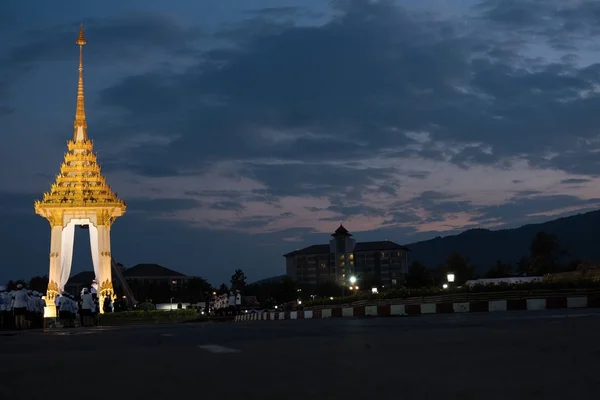 Orang Thailand menyajikan bunga-bunga cendana sebagai penghormatan terakhir kepada-Nya — Stok Foto