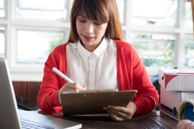 başlangıç küçük işletme sahibi olan bilgisayar işyerinde çalışma.