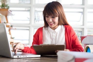 başlangıç küçük işletme sahibi olan bilgisayar işyerinde çalışma.