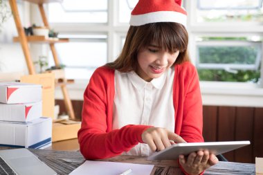 başlangıç küçük işletme sahibi tablet vasıl siparişle ürün kontrol 