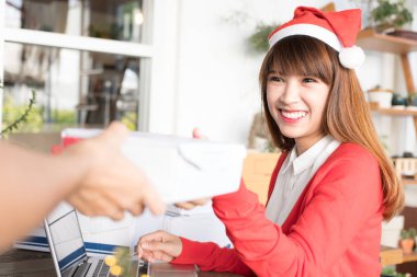 Başlangıçta küçük işletme sahibi paket kutusunu teslimatçıya verdi.