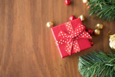 kutuları ve köknar şubeleri mevcut. hediye kutusu Noel partisi için. christm