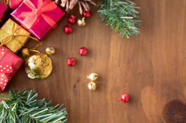 kutuları ve köknar şubeleri mevcut. hediye kutusu Noel partisi için. christm