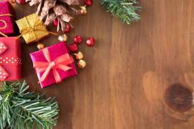 kutuları ve köknar şubeleri mevcut. hediye kutusu Noel partisi için. christm