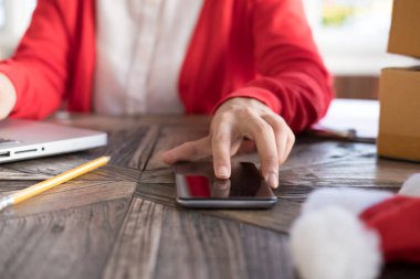 başlangıçta küçük işletme sahibi akıllı fonla ürün sırasını kontrol et