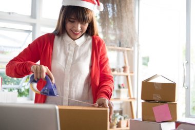 başlangıç küçük işletme sahibi işyerinde karton kutu ambalaj.