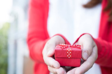 hediye kutusu tutan kadın. Asyalı kadın giyim beyaz gömlek ve kırmızı kn