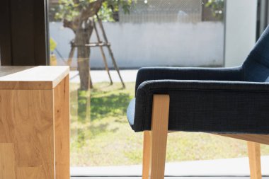 ahşap masa ve sandalye oturma odasında mavi kumaş yastık ile 